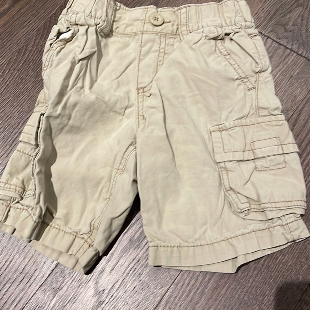 So cute! Old Navy cargo shorts sz 4T